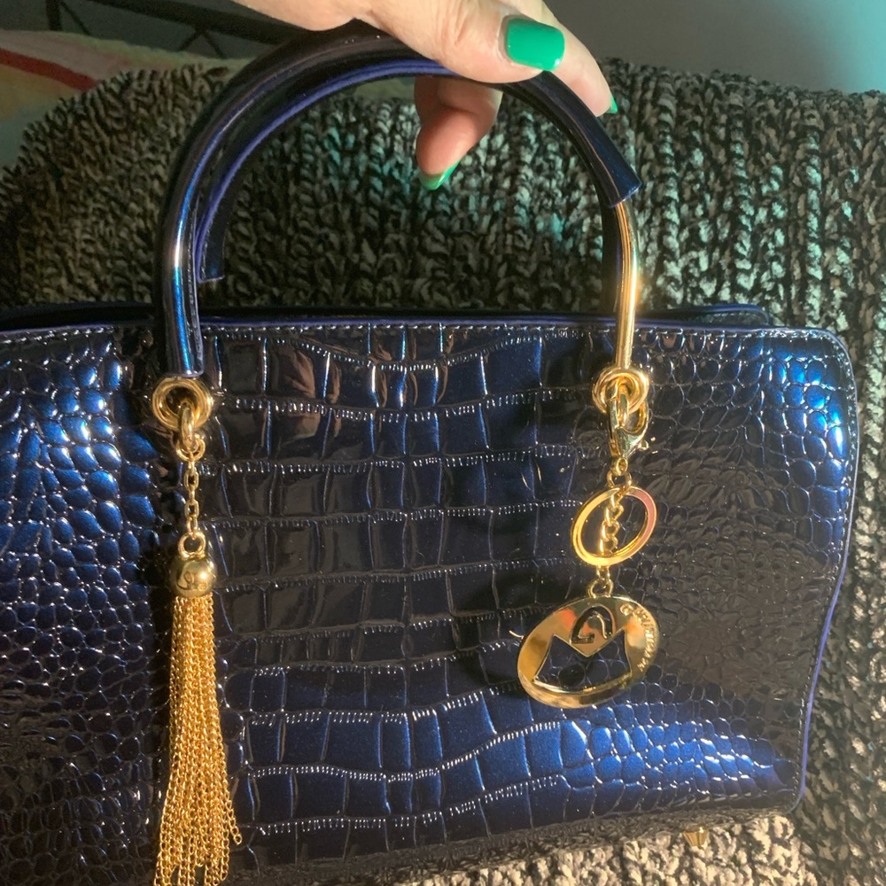 Mg Collection hand bag. Shoulder strap included.